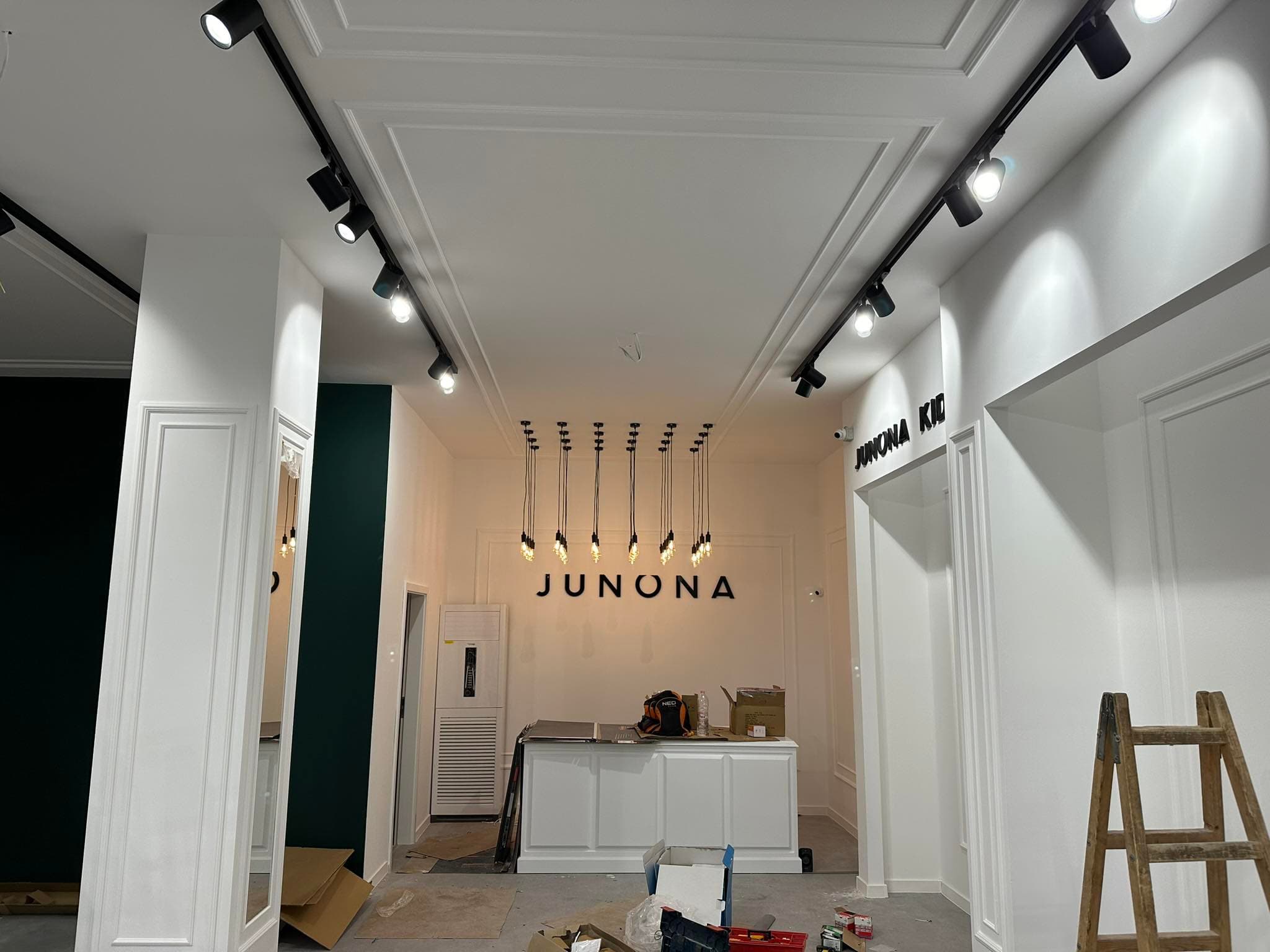 Магазин JUNONA — трекови осветителни тела